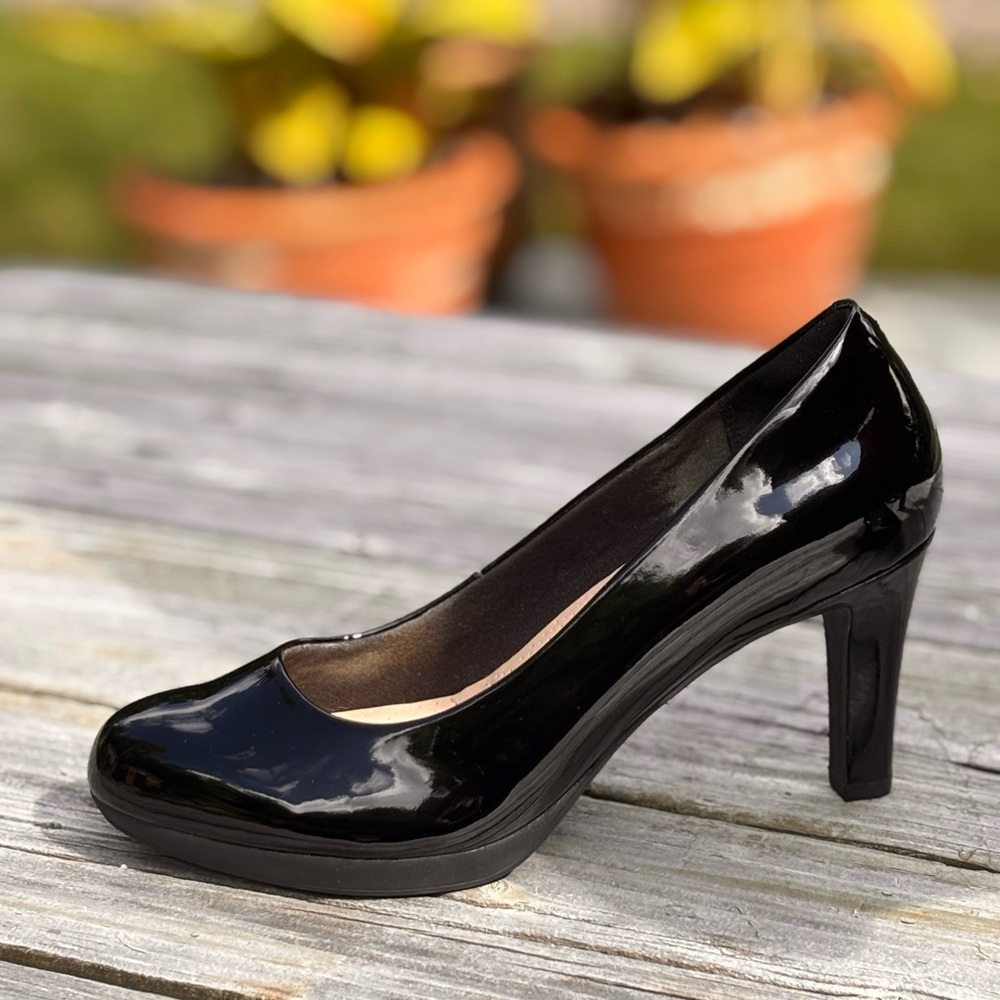 Clarks Classic Black Leather Pumps Comfort Heels - Picture 2 of 15
